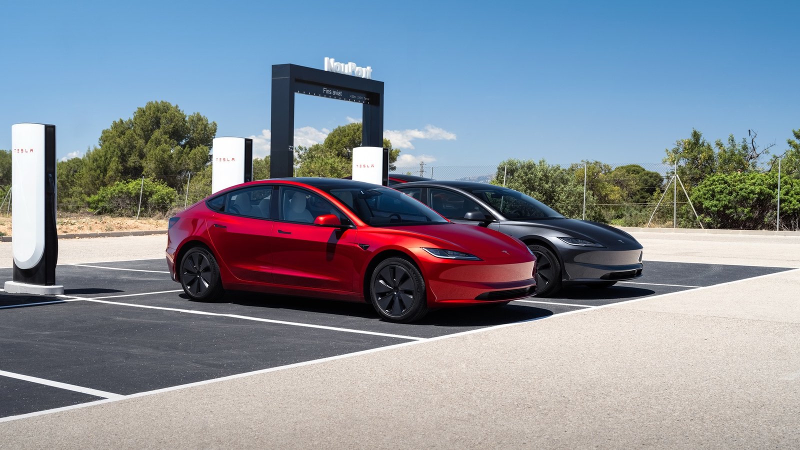 Dos Tesla Model 3 cargando en una estación Supercharger en España
